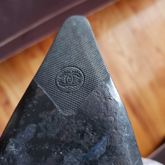 Chanel boots Brown size 7.5 in good condition. There is a nick on the left heel. - Picture 3 of 9